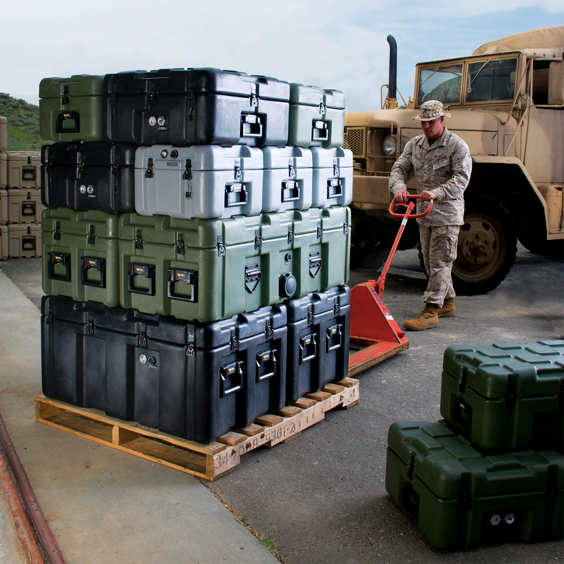 Транспортировка контейнеров ISP2 Peli Hardigg методом укладывания в штабель