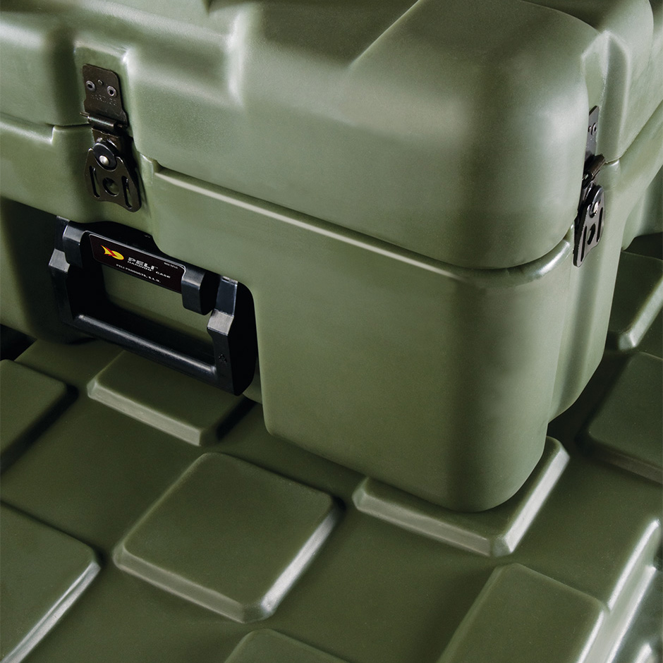 Модульное сцепление контейнеров ISP2 Peli Hardigg при штабелировании