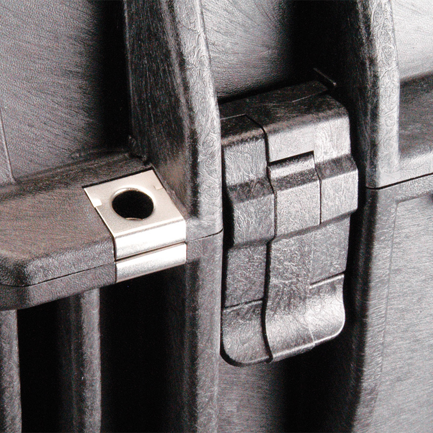 Защитный кейс-дипломат Pelican 1495 Protector для ноутбука - двушаговые замки-защелки